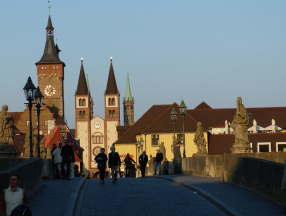 德国旅游必玩项目详细介绍，包括慕尼黑啤酒节，柏林墙，德国的教堂艺术等等
