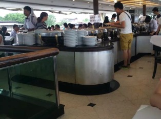 湄南河畔船餐厅