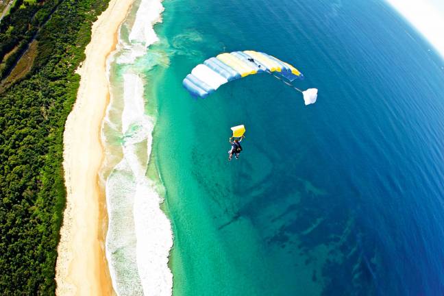 沙滩高空跳伞公司